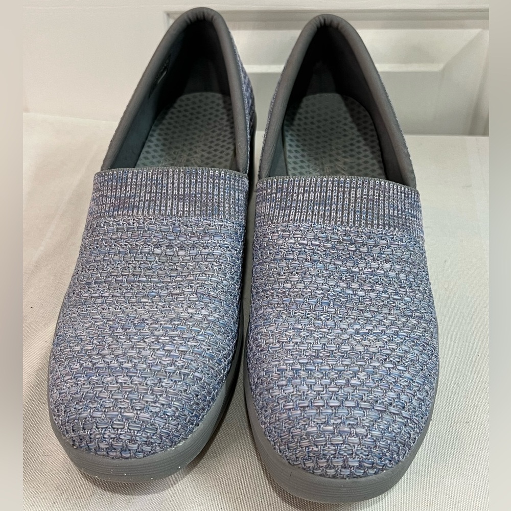 Skechers woman’s air cooled memory foam slip on wedge tweed sneakers 9 1/2.